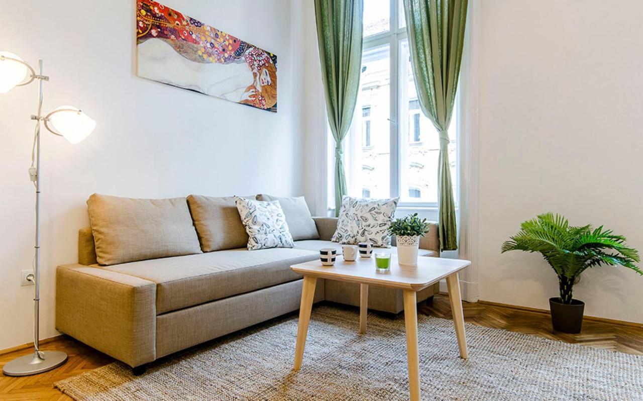 Cozy 2 Bedroom Apartment In Terez Boulevard. Будапешт Экстерьер фото