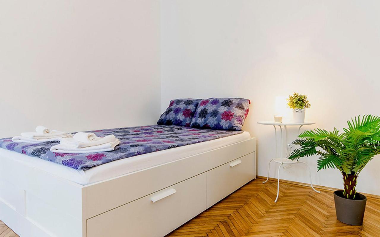 Cozy 2 Bedroom Apartment In Terez Boulevard. Будапешт Экстерьер фото